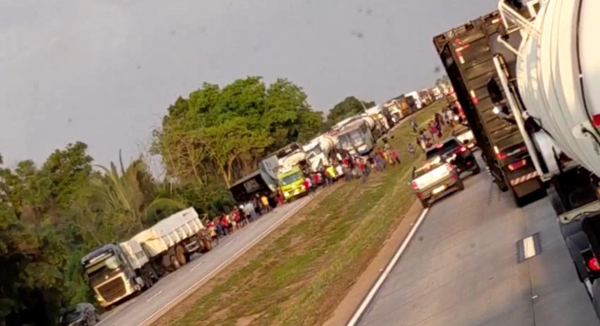 Colisão traseira ocorreu próximo ao posto da PRF; pista Norte está bloqueada e equipes de resgate atuam no local