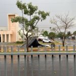 Muro de empresa desaba e ventania provoca estragos; moradores registram veículos atingidos por pedras de gelo