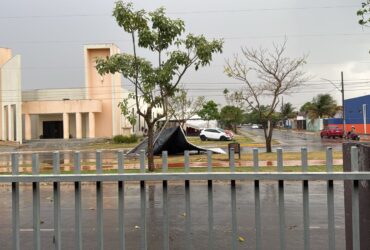 Muro de empresa desaba e ventania provoca estragos; moradores registram veículos atingidos por pedras de gelo
