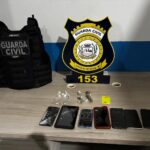 Durante patrulhamento preventivo, agentes apreenderam porções de crack e maconha e conduziram dois suspeitos à Delegacia de Polícia Civil.