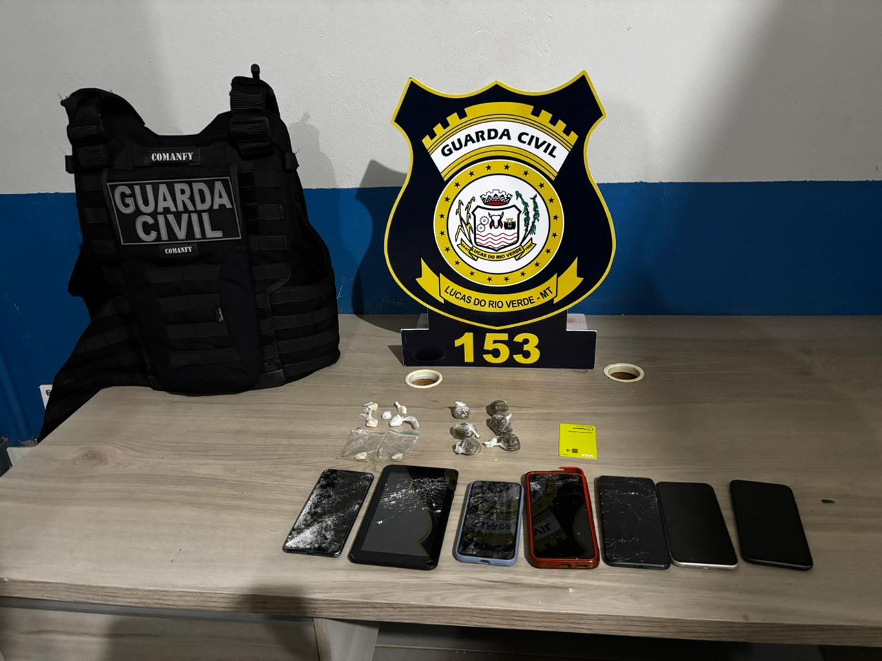 Durante patrulhamento preventivo, agentes apreenderam porções de crack e maconha e conduziram dois suspeitos à Delegacia de Polícia Civil.
