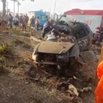 Motorista de 37 anos ficou preso às ferragens e morreu no local; passageiro de 42 anos foi arremessado do veículo e socorrido pelo Samu em estado grave