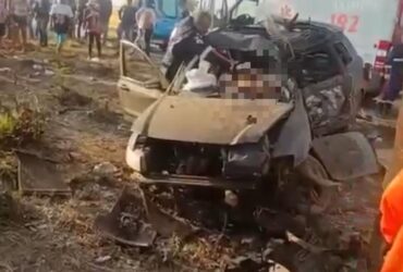 Motorista de 37 anos ficou preso às ferragens e morreu no local; passageiro de 42 anos foi arremessado do veículo e socorrido pelo Samu em estado grave