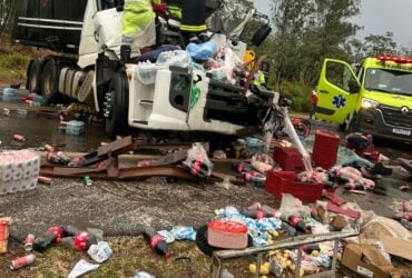 Acidente foi registrado na manhã desta quinta-feira (09) e deixou três pessoas feridas; equipes da Nova Rota do Oeste atuam no atendimento e na liberação da via.