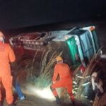 Equipes do Corpo de Bombeiros e do SAMU atuaram no resgate; veículo seguia com 33 passageiros para Goiânia (GO)