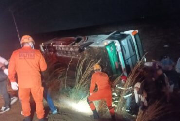 Equipes do Corpo de Bombeiros e do SAMU atuaram no resgate; veículo seguia com 33 passageiros para Goiânia (GO)