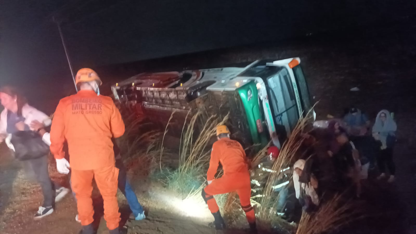 Equipes do Corpo de Bombeiros e do SAMU atuaram no resgate; veículo seguia com 33 passageiros para Goiânia (GO)
