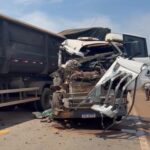 Impacto destrói cabine de uma das carretas e provoca derramamento de 200 quilos de defensivo agrícola; pista segue interditada nesta quinta-feira (09)