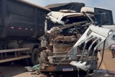 Impacto destrói cabine de uma das carretas e provoca derramamento de 200 quilos de defensivo agrícola; pista segue interditada nesta quinta-feira (09)