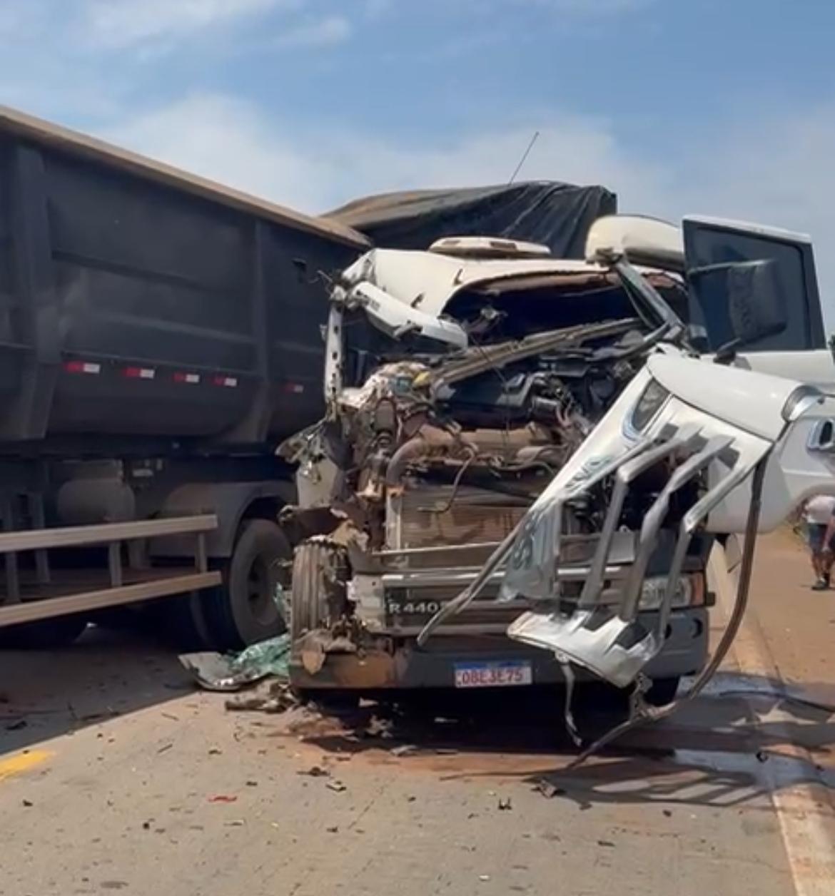 Impacto destrói cabine de uma das carretas e provoca derramamento de 200 quilos de defensivo agrícola; pista segue interditada nesta quinta-feira (09)
