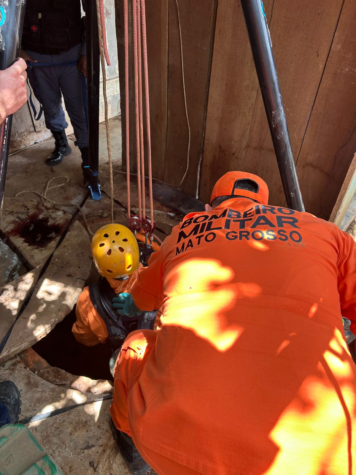 A vítima foi localizada em um poço no bairro São José do Operário; operação exigiu uso de bomba de sucção e cuidados com risco de contaminação