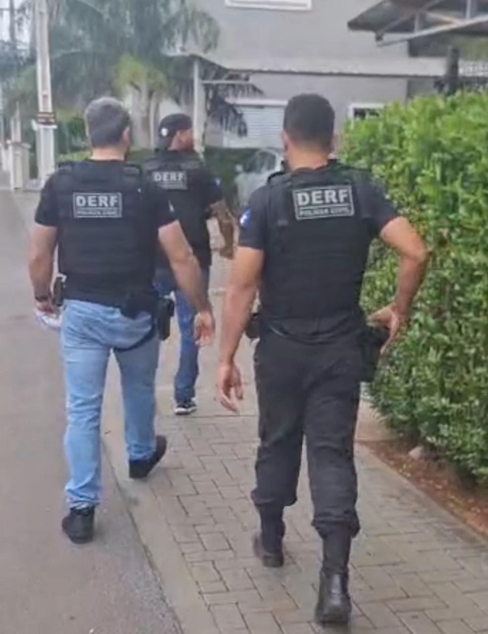 Ação policial resultou na apreensão de veículo usado no crime e na prisão de um suspeito que tentou destruir o celular durante abordagem