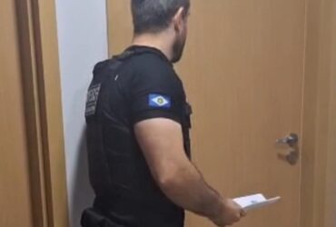 Ação policial resultou na apreensão de veículo usado no crime e na prisão de um suspeito que tentou destruir o celular durante abordagem