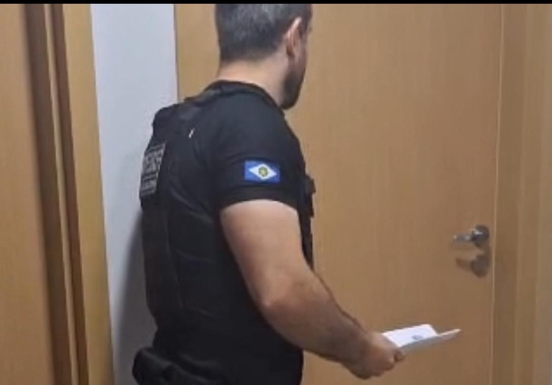 Ação policial resultou na apreensão de veículo usado no crime e na prisão de um suspeito que tentou destruir o celular durante abordagem