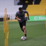 Criciúma x América-MG: duelo de extremos promete agitar a 32ª rodada da Série B 2025. Imagem: Celso da Luz/CEC