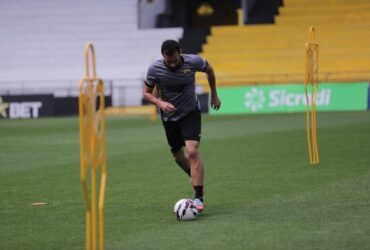 Criciúma x América-MG: duelo de extremos promete agitar a 32ª rodada da Série B 2025. Imagem: Celso da Luz/CEC