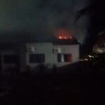 Fogo começou por volta das 3h no bairro Jardim Amazonas; casa também funcionava como oficina e foi completamente consumida pelas chamas