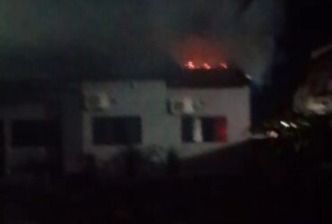 Fogo começou por volta das 3h no bairro Jardim Amazonas; casa também funcionava como oficina e foi completamente consumida pelas chamas