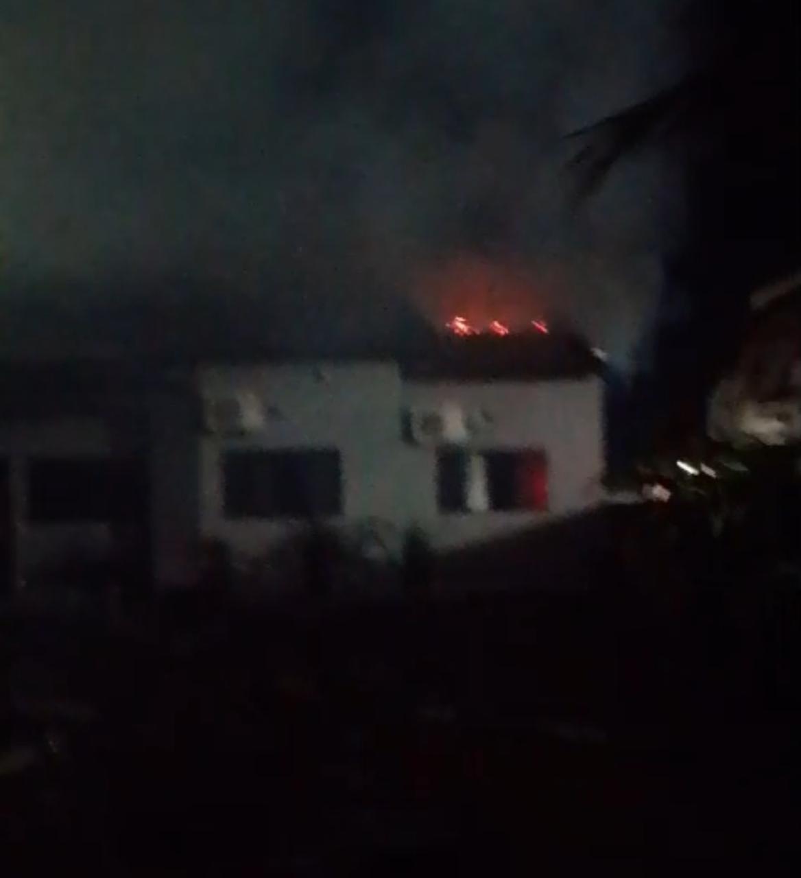 Fogo começou por volta das 3h no bairro Jardim Amazonas; casa também funcionava como oficina e foi completamente consumida pelas chamas