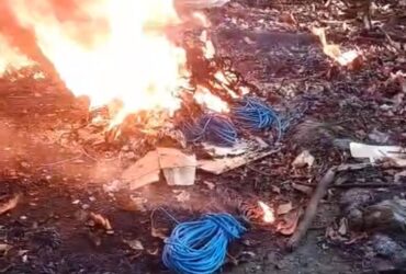 Suspeito afirmou que queimava o material para vender o cobre e comprar alimentos para a família; ocorrência foi registrada na Delegacia de Polícia Civil