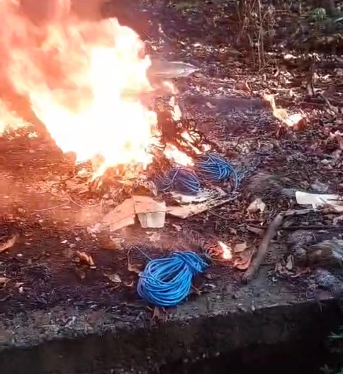 Suspeito afirmou que queimava o material para vender o cobre e comprar alimentos para a família; ocorrência foi registrada na Delegacia de Polícia Civil