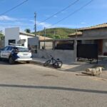 Confronto ocorreu após invasão de suspeito armado na manhã desta segunda-feira (13), no bairro Jardim Petrópolis. Mulher foi socorrida em estado grave e encaminhada ao hospital.