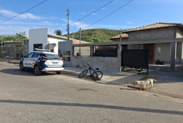 Confronto ocorreu após invasão de suspeito armado na manhã desta segunda-feira (13), no bairro Jardim Petrópolis. Mulher foi socorrida em estado grave e encaminhada ao hospital.