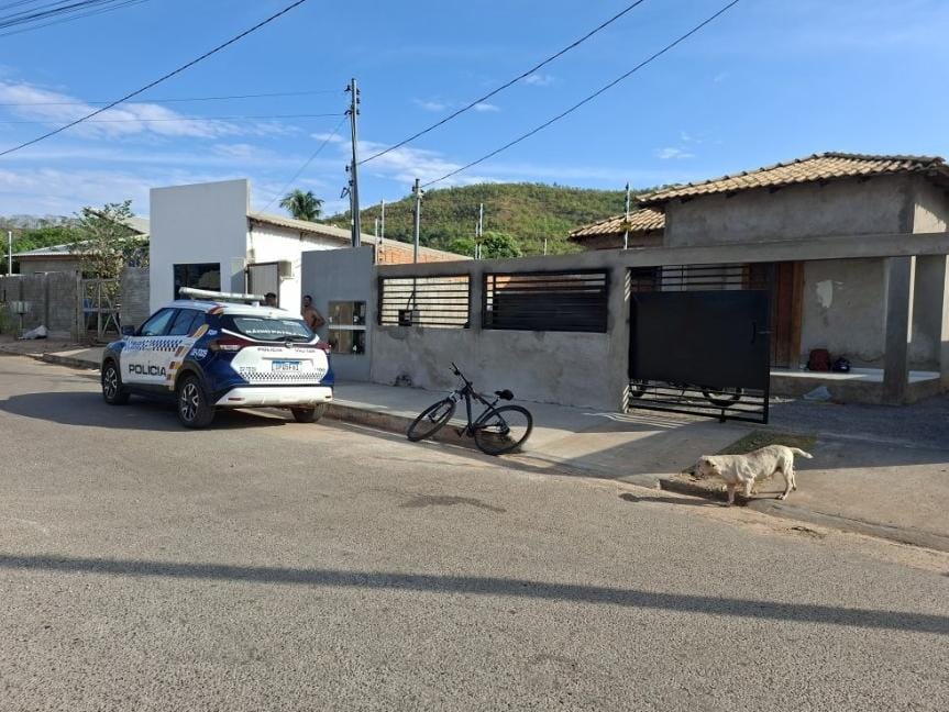 Confronto ocorreu após invasão de suspeito armado na manhã desta segunda-feira (13), no bairro Jardim Petrópolis. Mulher foi socorrida em estado grave e encaminhada ao hospital.