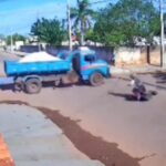 Câmera de segurança registrou o momento em que David Wilkerson Gonçalves de Menezes, de 23 anos, cai e é atingido por um caminhão; vítima morreu ainda no local.