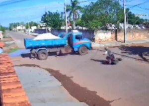 Câmera de segurança registrou o momento em que David Wilkerson Gonçalves de Menezes, de 23 anos, cai e é atingido por um caminhão; vítima morreu ainda no local.
