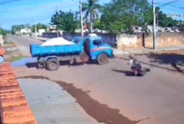 Câmera de segurança registrou o momento em que David Wilkerson Gonçalves de Menezes, de 23 anos, cai e é atingido por um caminhão; vítima morreu ainda no local.