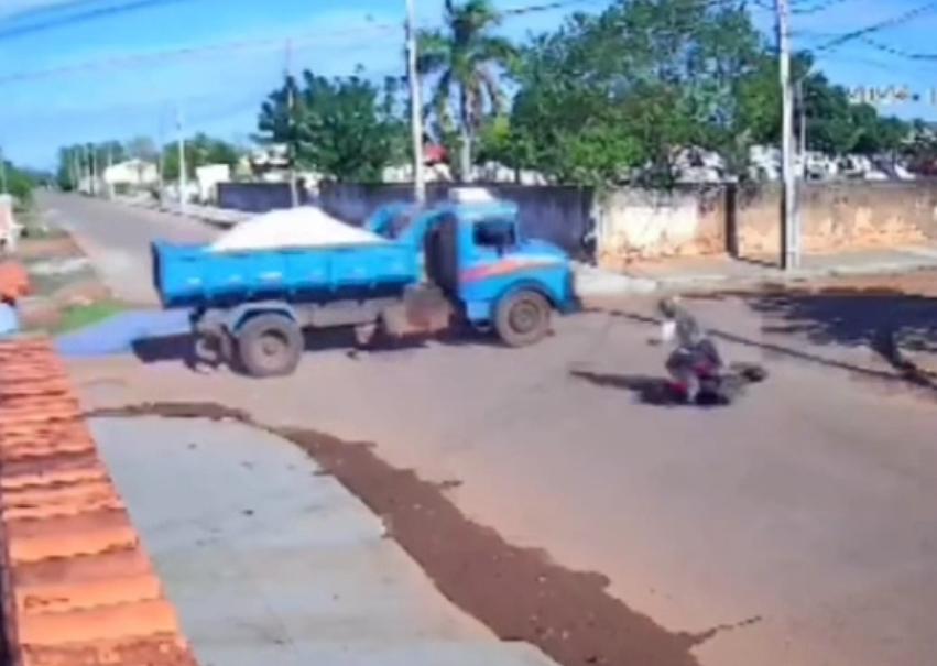 Câmera de segurança registrou o momento em que David Wilkerson Gonçalves de Menezes, de 23 anos, cai e é atingido por um caminhão; vítima morreu ainda no local.