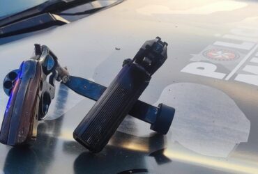 Suspeitos reagiram à abordagem na MT-249 com armas em punho; dupla possuía histórico extenso de crimes e ligação com o tráfico de drogas.