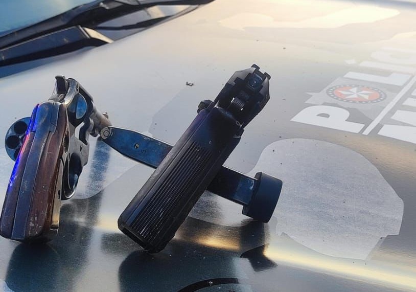 Suspeitos reagiram à abordagem na MT-249 com armas em punho; dupla possuía histórico extenso de crimes e ligação com o tráfico de drogas.