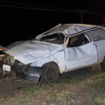 Carro ficou completamente destruído após motorista perder o controle em curva na MT-240; mulher permanece em observação