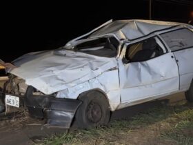 Carro ficou completamente destruído após motorista perder o controle em curva na MT-240; mulher permanece em observação