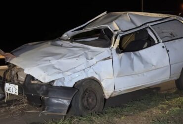 Carro ficou completamente destruído após motorista perder o controle em curva na MT-240; mulher permanece em observação