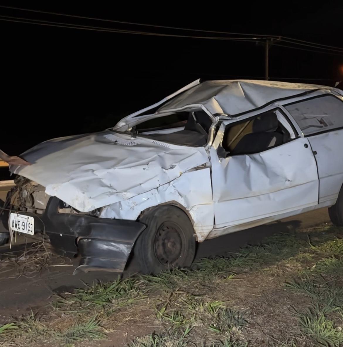 Carro ficou completamente destruído após motorista perder o controle em curva na MT-240; mulher permanece em observação