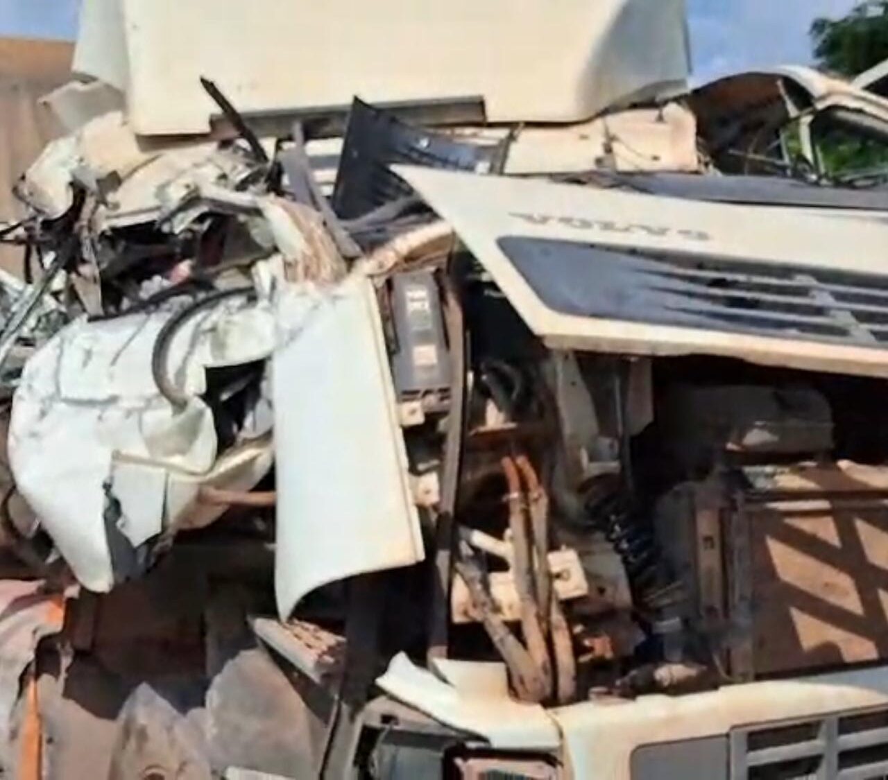 Motoristas saem ilesos e recusam encaminhamento médico; Polícia Rodoviária Federal vai apurar causa da ocorrência