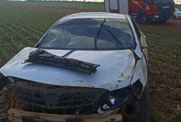 Vítima de 38 anos retornava para casa quando perdeu o controle da direção e capotou o carro; Bombeiros fizeram o resgate e encaminharam ao Hospital São Lucas