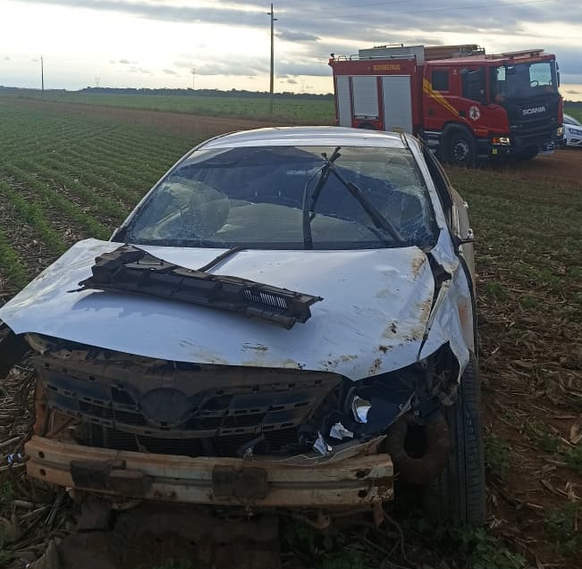 Vítima de 38 anos retornava para casa quando perdeu o controle da direção e capotou o carro; Bombeiros fizeram o resgate e encaminharam ao Hospital São Lucas
