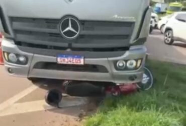 Jovem de 23 anos foi socorrida pela equipe da Nova Rota do Oeste e encaminhada à UPA André Maggi com escoriações e dores na perna direita