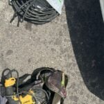 A ação ocorreu após a vítima reconhecer os objetos em anúncio de venda em grupo de WhatsApp; um dos suspeitos era ex-funcionário da vítima.