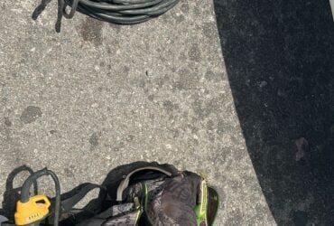 A ação ocorreu após a vítima reconhecer os objetos em anúncio de venda em grupo de WhatsApp; um dos suspeitos era ex-funcionário da vítima.