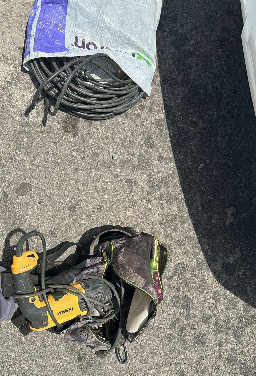 A ação ocorreu após a vítima reconhecer os objetos em anúncio de venda em grupo de WhatsApp; um dos suspeitos era ex-funcionário da vítima.