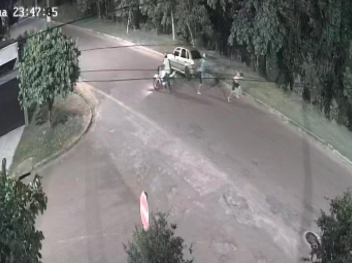 Imagens mostram o momento em que a vítima é retirada de um carro e tenta correr para a mata antes de ser atingida por vários disparos; Polícia Civil investiga o caso.
