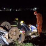 O impacto foi tão forte que os fios elétricos caíram sobre a pista, dificultando o acesso da equipe do Corpo de Bombeiros.