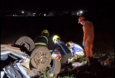 O impacto foi tão forte que os fios elétricos caíram sobre a pista, dificultando o acesso da equipe do Corpo de Bombeiros.