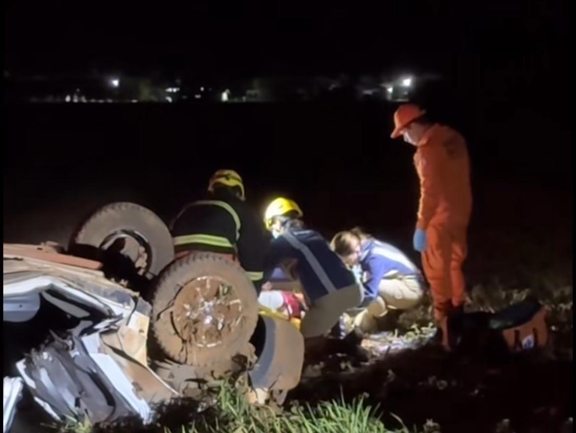 O impacto foi tão forte que os fios elétricos caíram sobre a pista, dificultando o acesso da equipe do Corpo de Bombeiros.