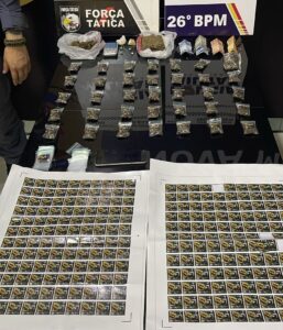 Com o homem, que utilizava tornozeleira eletrônica, os policiais encontraram uma porção de substância análoga à maconha